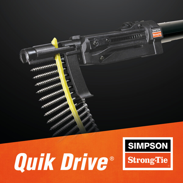 Von rechts kommend, ein Quik Drive-Schraubervorsatz mit einem Streifen magazinierter Schrauben vor schwarzem Hintergrund. Das untere Bildviertel ist orange und zeigt die Aufschrift "Quik Drive" sowie das Simpson Strong-Tie-Logo.